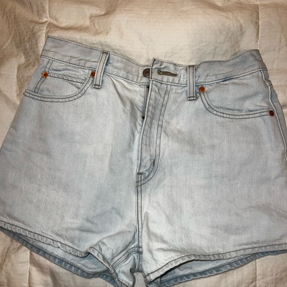 LEVI DENIM SHORTS!! SIZE 29 - runs a little small - Picture 2 of 4